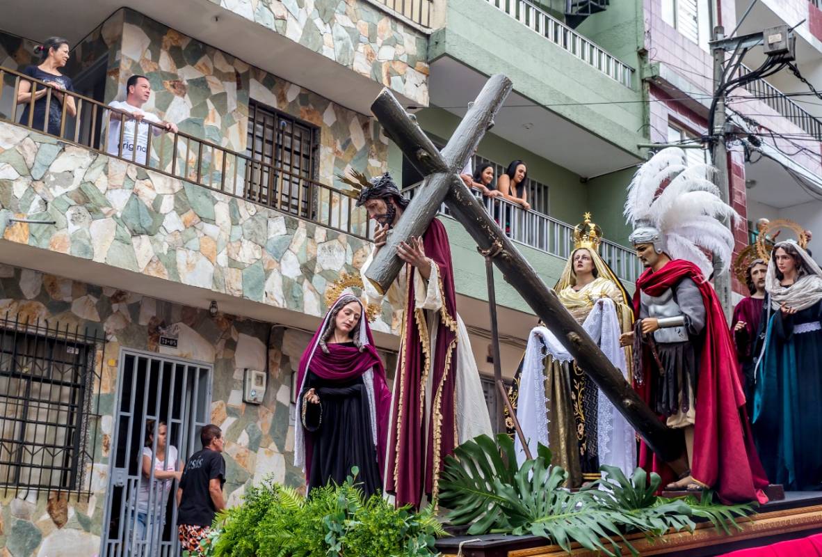 En este municipio del sur, el viacrucis lo lideró el padre Pedro Pablo Agudelo de la parroquia del barrio San Pio. Al mismo tiempo que se hacían las oraciones se recogían donaciones en alimentos y dinero para los más pobres. Foto: Juan Antonio Sánchez. 