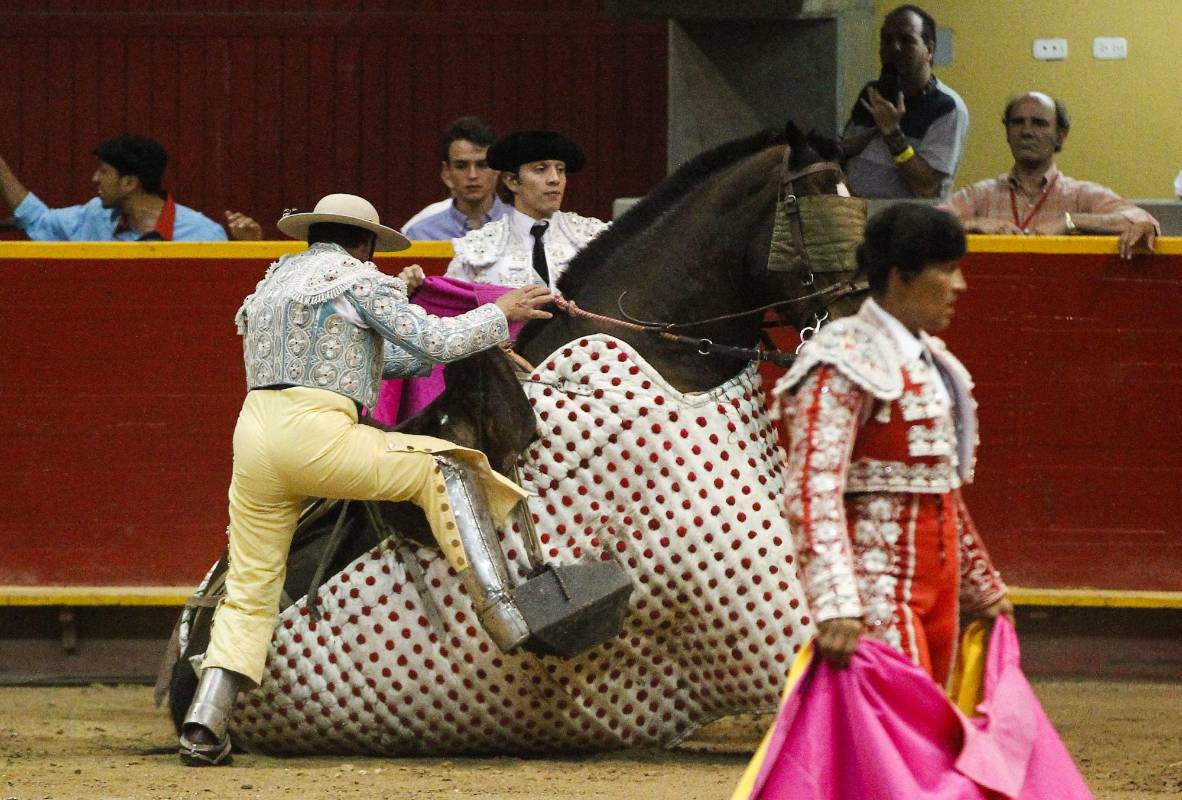 Cinco veterinarios atendieron al caballo en el ruedo e intentaron salvarlo. FOTO JAIME PÉREZ
