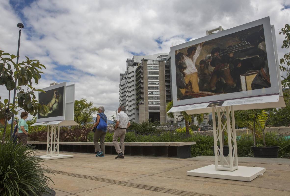 Hay visitas guiadas hechas por los jóvenes de la Red de Artes Visuales de Medellín, quienes fueron capacitados por el museo para contar la historia de las obras. Foto: Edwin Bustamante.