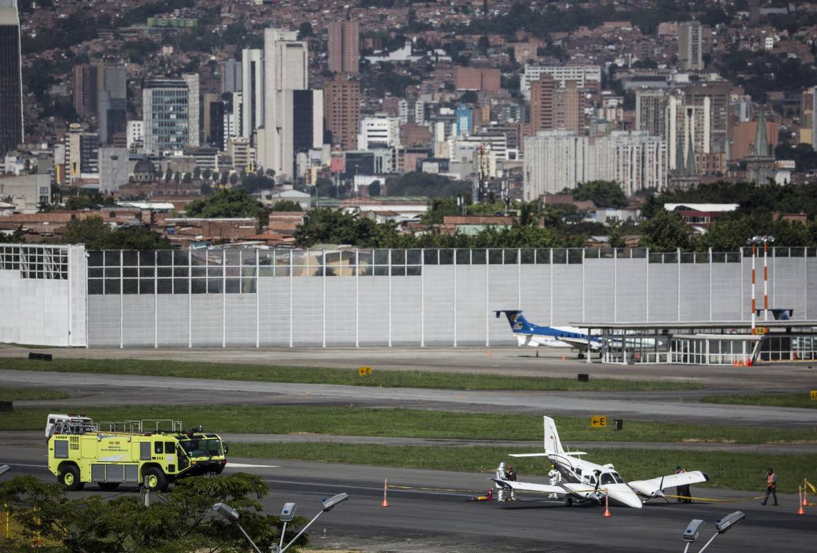 La pericia del piloto, que logró aterrizar de nariz, evitó una tragedia luego de que la aeronave presentara fallas en el tren de aterrizaje minutos antes de llegar al destino. FOTO EDWIN BUSTAMANTE