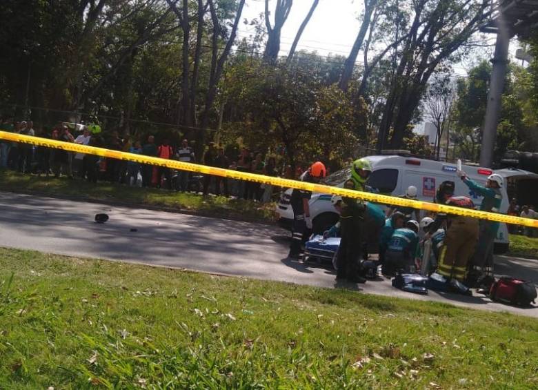 Una calzada de la Av. Regional se encuentra cerrada mientras se adelantan las diligencias judiciales. FOTO CORTESÍA RODRIGO MARTÍNEZ (QHUBO MEDELLÍN)