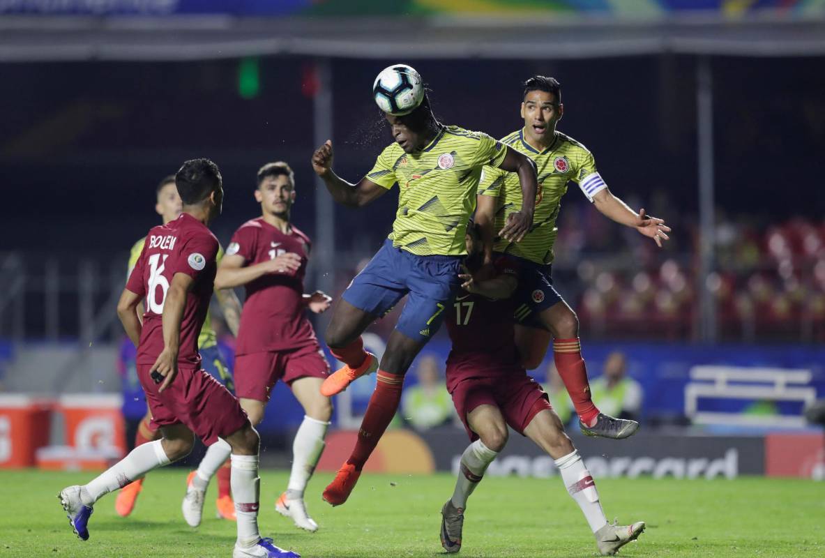 Zapata cabecea el balón y anota el gol que clasificó a Colombia a cuartos. FOTO REUTERS 