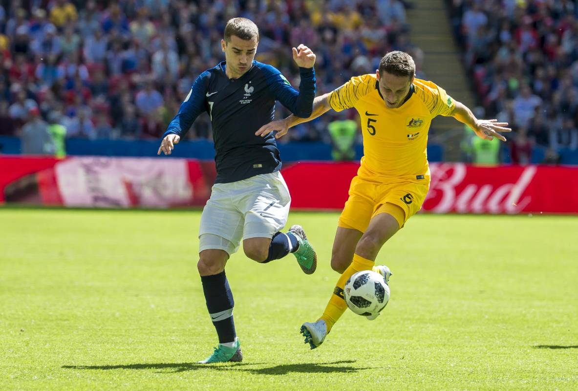 Cuando el partido iba 0-0 el árbitro pidió la revisión de una jugada polémica al VAR, lo que derivó en el cobro de un penalti que representaría el primer gol de Francia, que terminaría ganando el encuentro por 2-1. Foto: Juan Antonio Sánchez, enviado especial