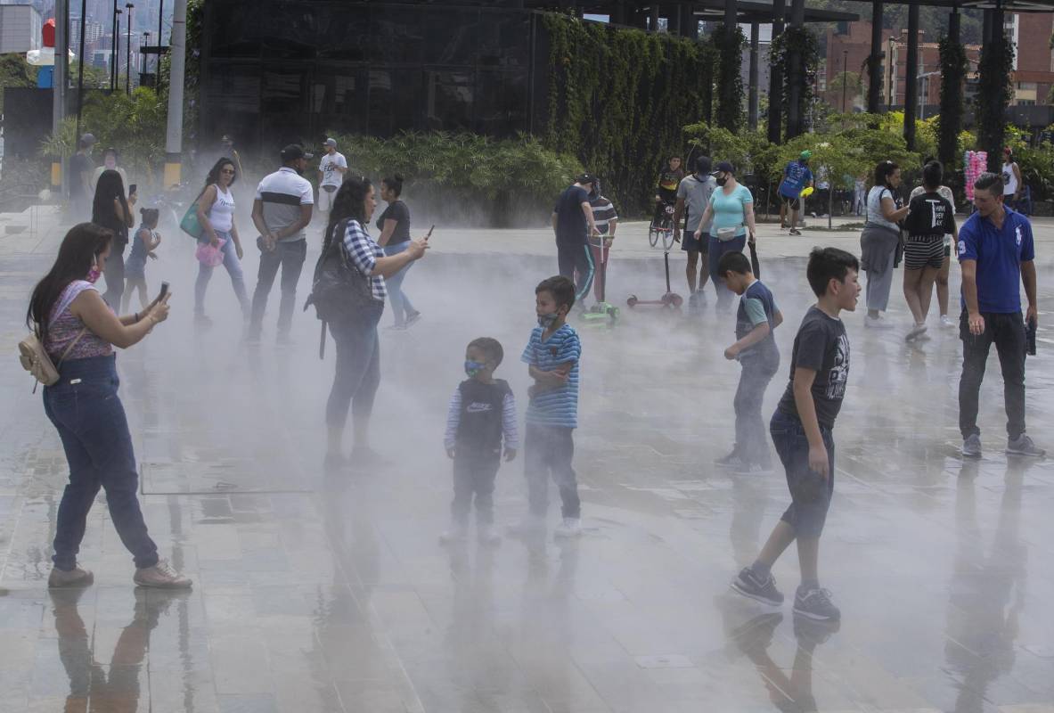 Usuarios disfrutan de Plaza la Niebla, uno de los mayores atractivos del parques del río. Foto: Manuel Saldarriaga Quintero.