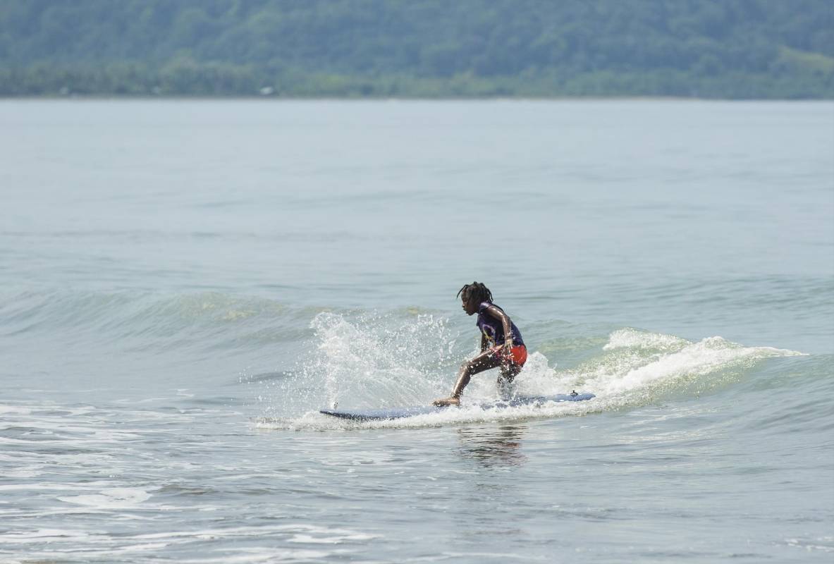 El surf traído por los turistas se ha convertido en el escape perfecto para los jóvenes de la región. Foto. Camilo Suarez
