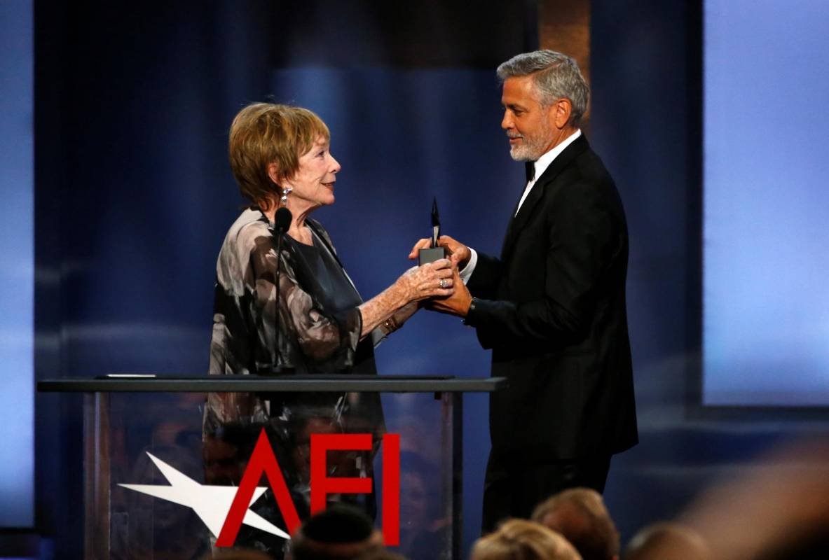 Shirley MacLaine le entregó el premio a Clooney. FOTO Reuters