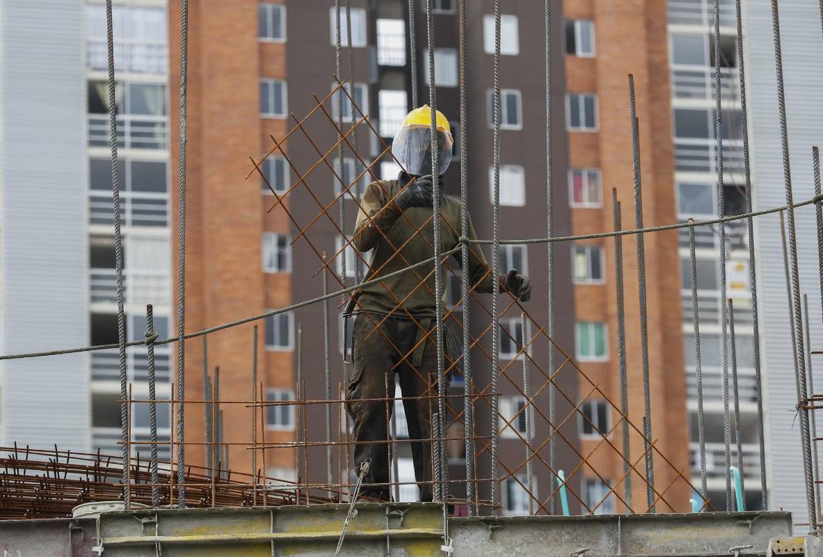 Trabajadores se hacen mas frecuentes en las construcciones, después de que el gobierno nacional permitió que en esta época de cuarentena se reactivaran estas labores para mejorar la economía tanto de los obreros como las constructoras. Foto: Manuel Saldarriaga Quintero