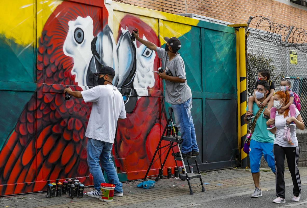 La corporación de jóvenes el Arte es la solución, buscan enviar un mensaje con sus pinturas urbanas de paisajes que contribuyan a la armonía de todos los habitantes del área metropolitana. Foto: Manuel Saldarriaga Quintero.