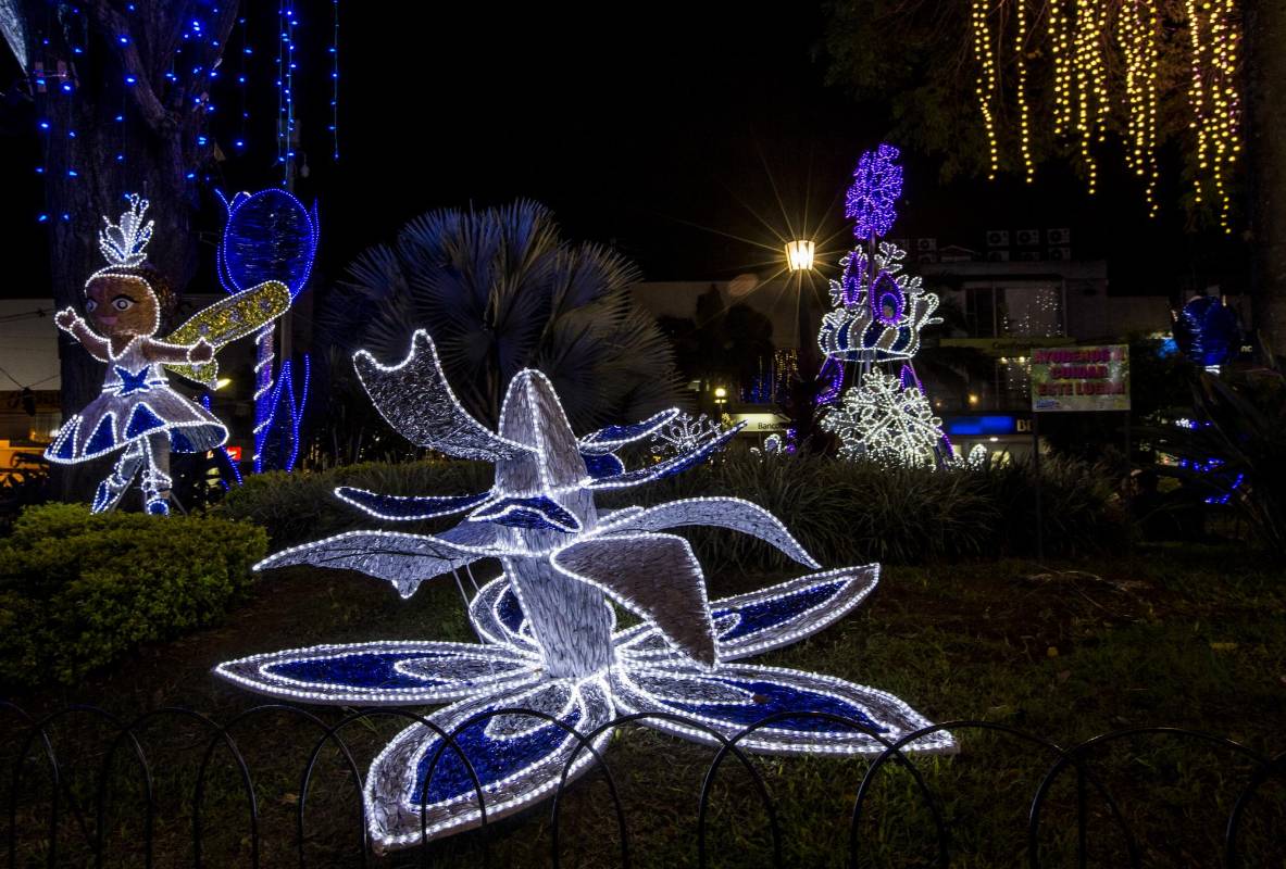 El parque principal y sus árboles recibieron la mayor cantidad de luces del segundo municipio con más población del Valle de Aburrá. Foto: Jaime Pérez