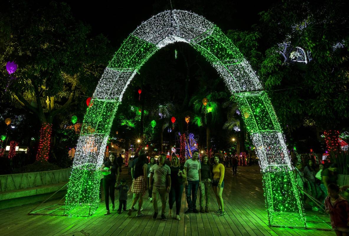 Los arcos en los diferentes parques y algunas avenidas de Itagüí son el motivo principal del alumbrado navideño de 2018, un diseño que permite a los visitantes disfrutar más de cerca y llevarse buenas fotos como recuerdo. Foto: Jaime Pérez.