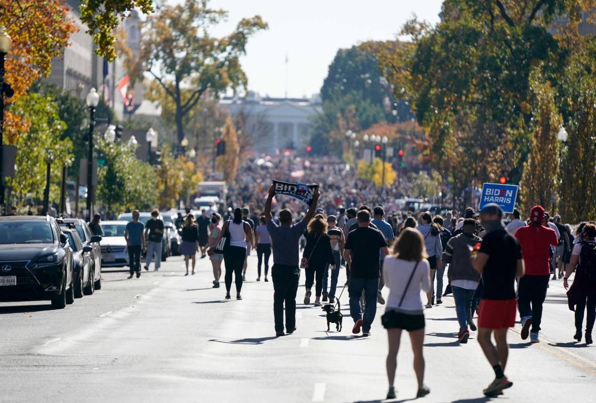 En las proximidades de la Casa Blanca, que se encuentra fuertemente vallada, un río de gente y coches se congregaba ya, según pudo constatar Efe, para continuar las celebración. FOTO AFP