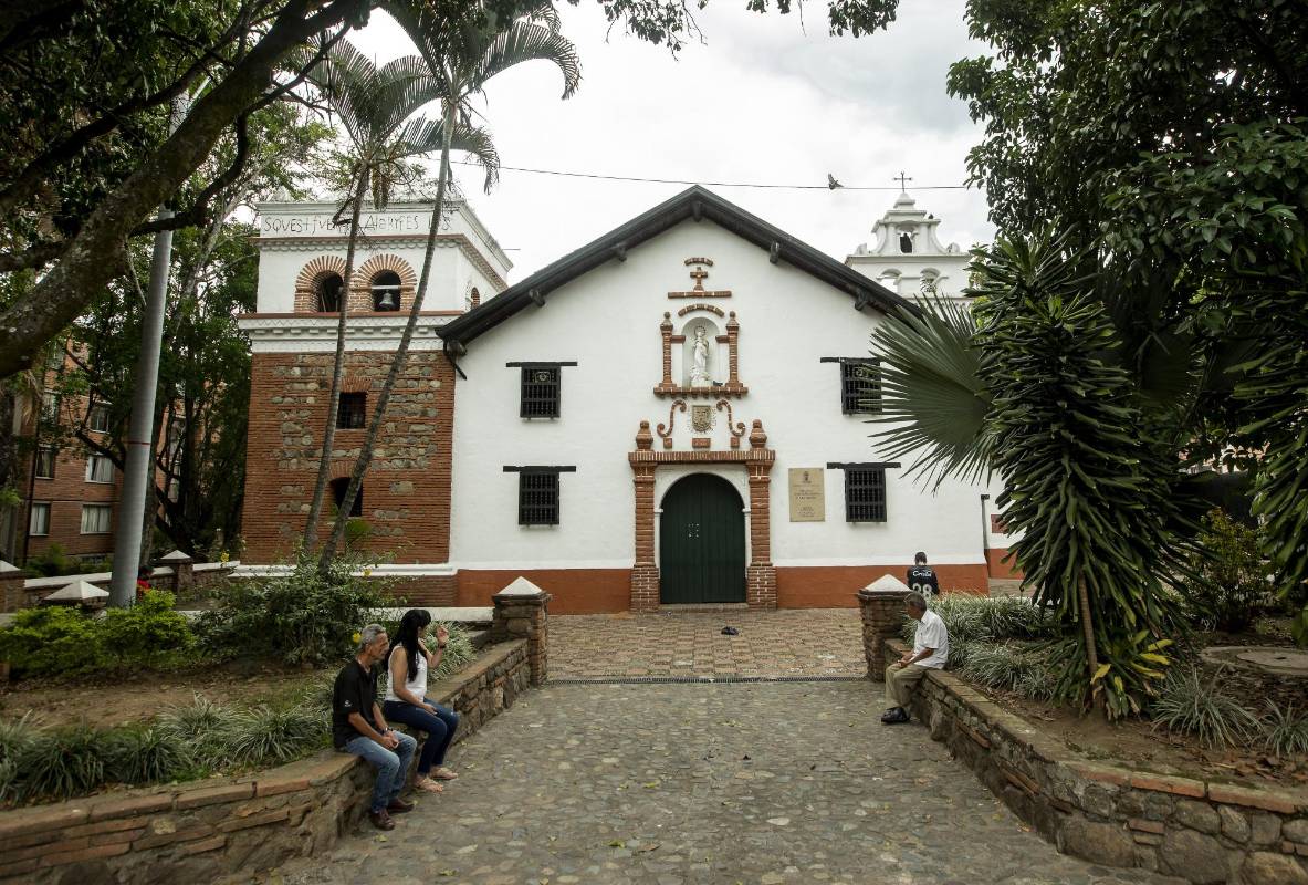 Parroquia de Santa Bárbara en Envigado. Foto Camilo Suárez.