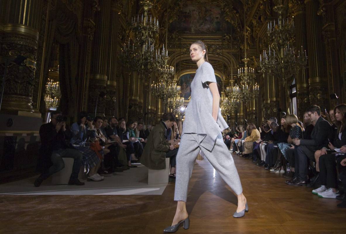 Una modelo presenta la creación de la diseñadora británica Stella McCartney. FOTO Reuters