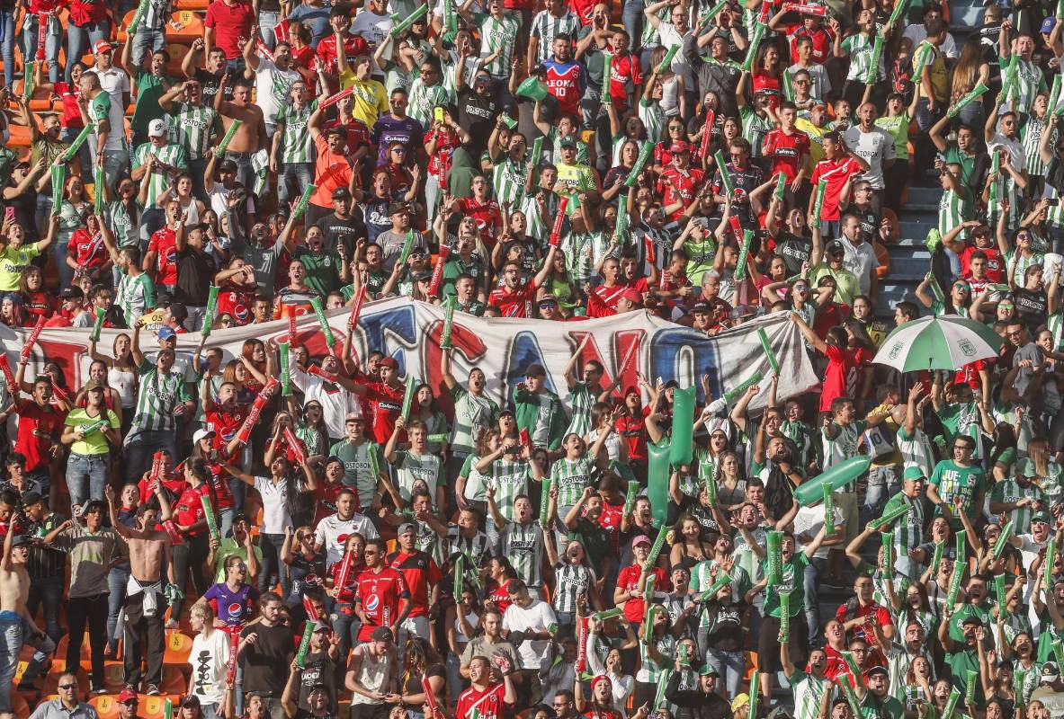 Las tribunas se vistieron de fiesta, color y convivencia. Foto: Róbinson Sáenz