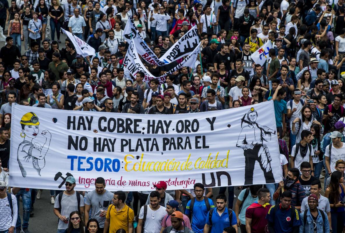 Miles de estudiantes, maestros y población en general se reunieron en las principales plazas de las ciudades. Foto Jaime Pérez