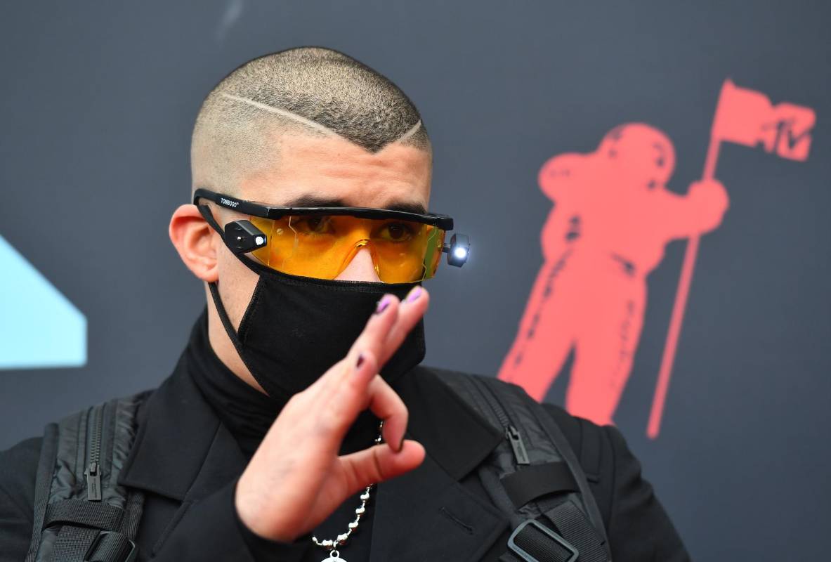 El puertorriqueño Bad Bunny, con su look característico, hizo su arribo a la ceremonia realizada la noche del lunes, en Nueva York. FOTO AFP