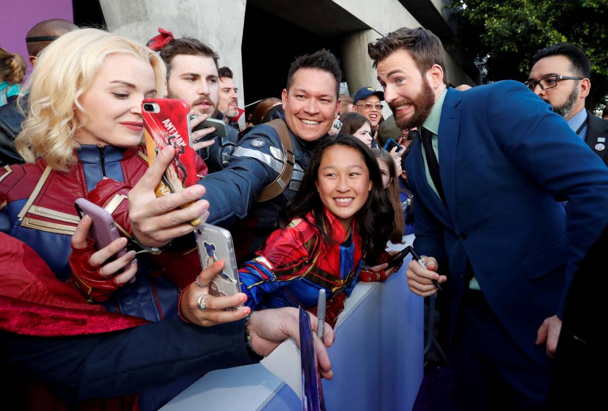 Chris Evans posa con sus fanáticos. FOTO REUTERS/Mario Anzuoni