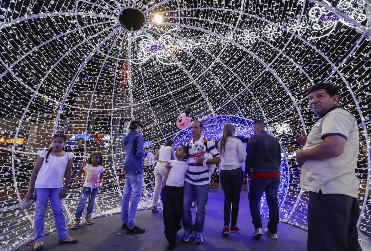 El municipio más pequeño del país recibe miles de turistas y locales para visitar el alumbrado, especialmente en el parque principal. Foto: Róbinson Sáenz