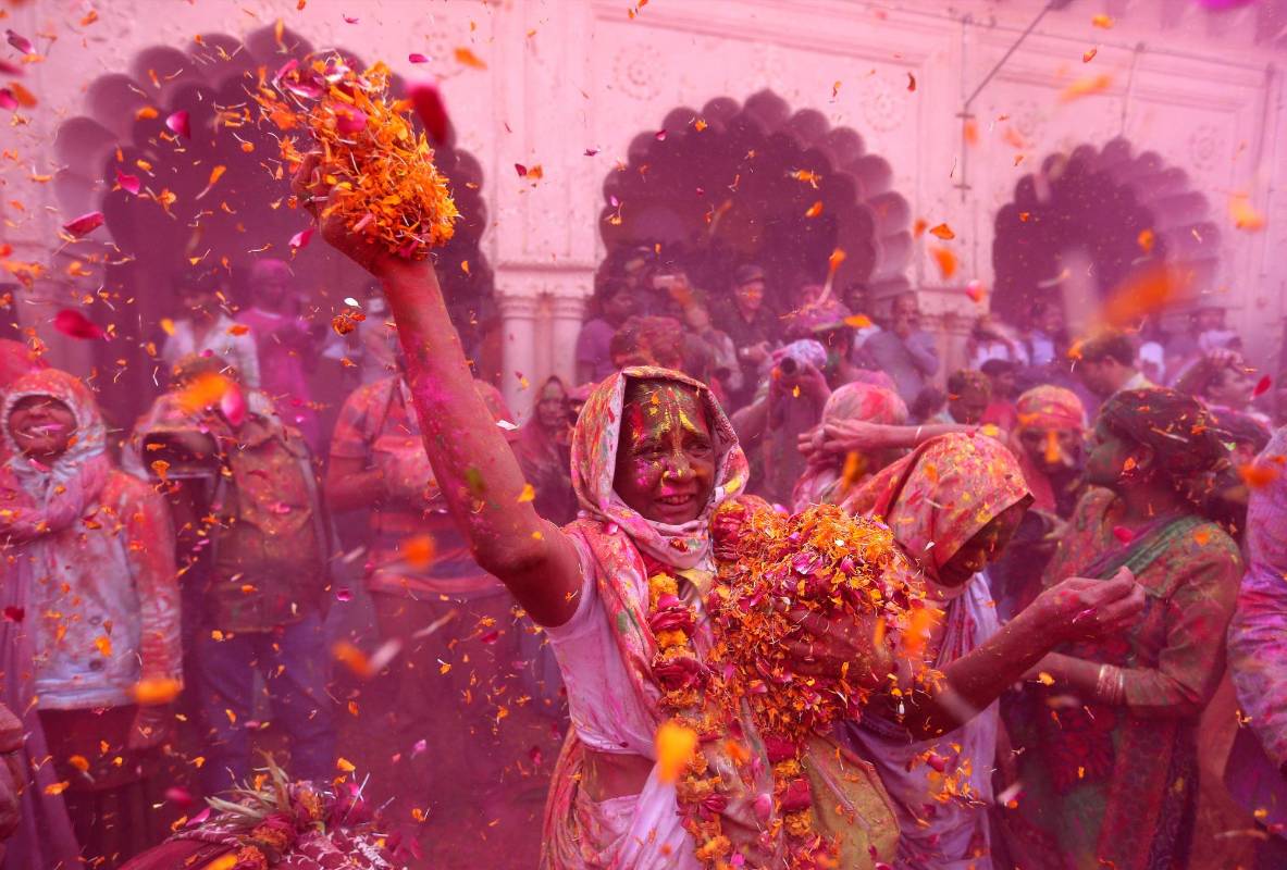 El próximo lunes se celebrará oficialmente el festival de Holi y millones de personas jugarán a lanzarse agua y polvos de colores en las calles de la India para rendir culto al dios Vishnú y su avatar Krishna. FOTO REUTERS