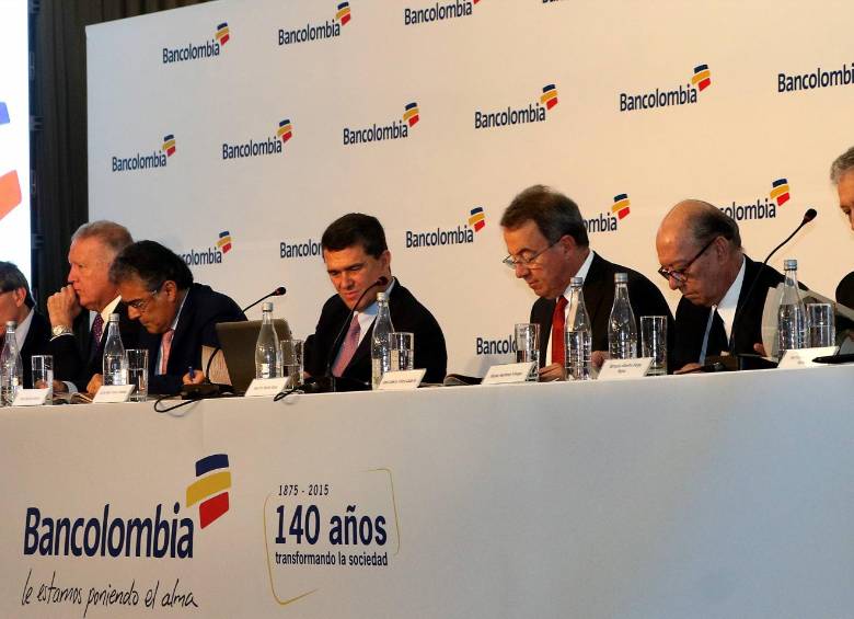 La asamblea del Grupo Bancolombia, celebrada ayer en Hotel Intercontinental, autorizó el pago de un dividendo de $830 por acción. La utilidad alcanzó $1,9 billones. FOTO julio césar herrera.