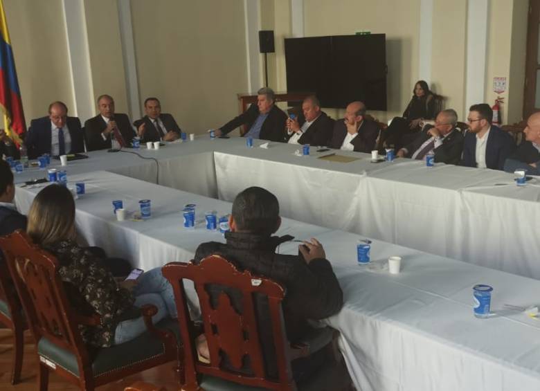 Congresistas de La U durante la reunión en el Salón Amarillo del Congreso. FOTO CORTESÍA