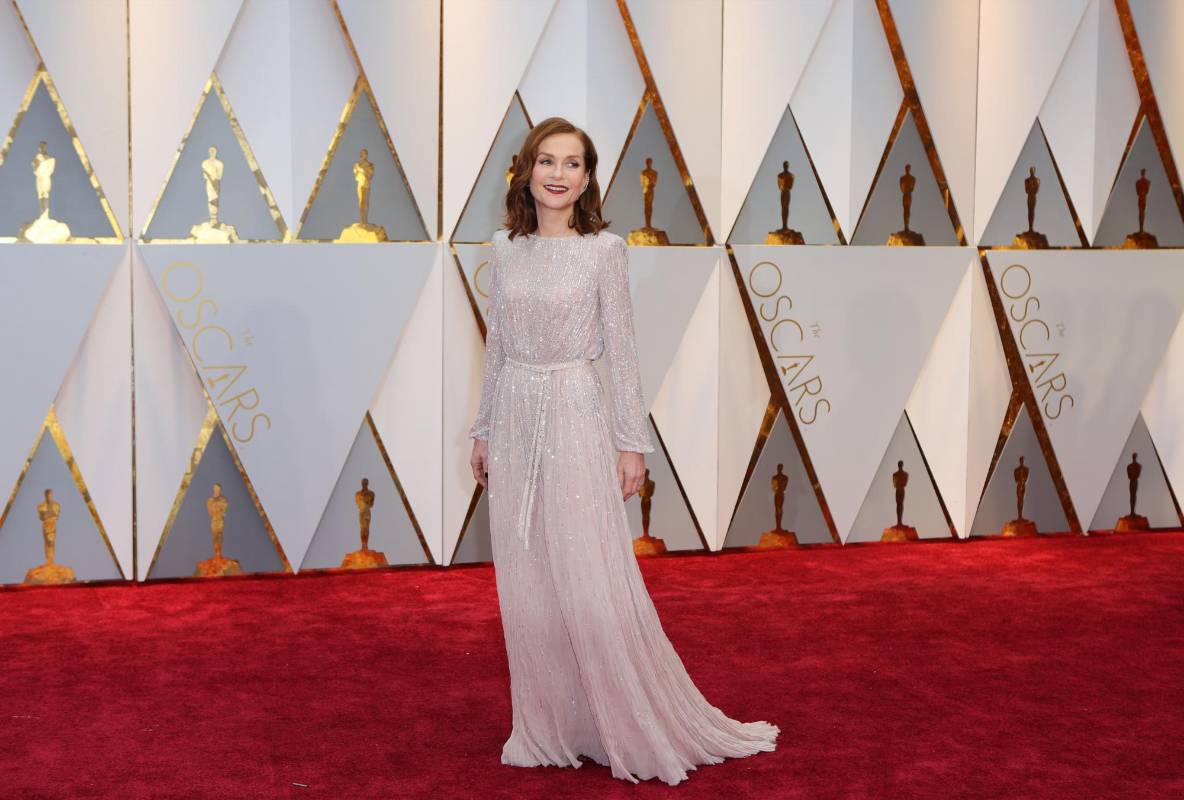 La nominada a Mejor actriz, la francesa Isabelle Huppert a su llegada al teatro Dolby con un traje de Armani. FOTO Reuters