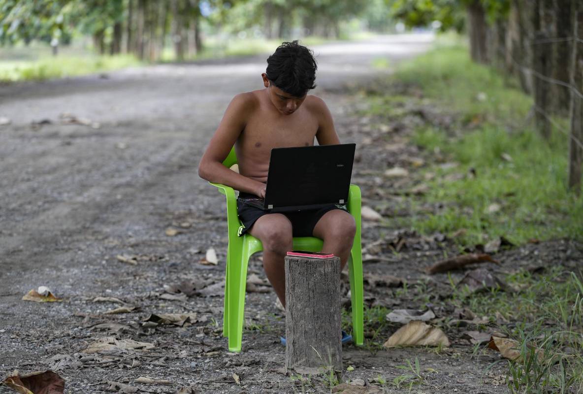 Diferentes formas y espacios utilizan hoy por hoy muchos niños, adolescentes y jóvenes para cumplir con la jornada educativa desde sus casas, ante la pandemia por covid-19, que postergó el regreso a las aulas educativas. FOTO MANUEL SALDARRIAGA QUINTERO