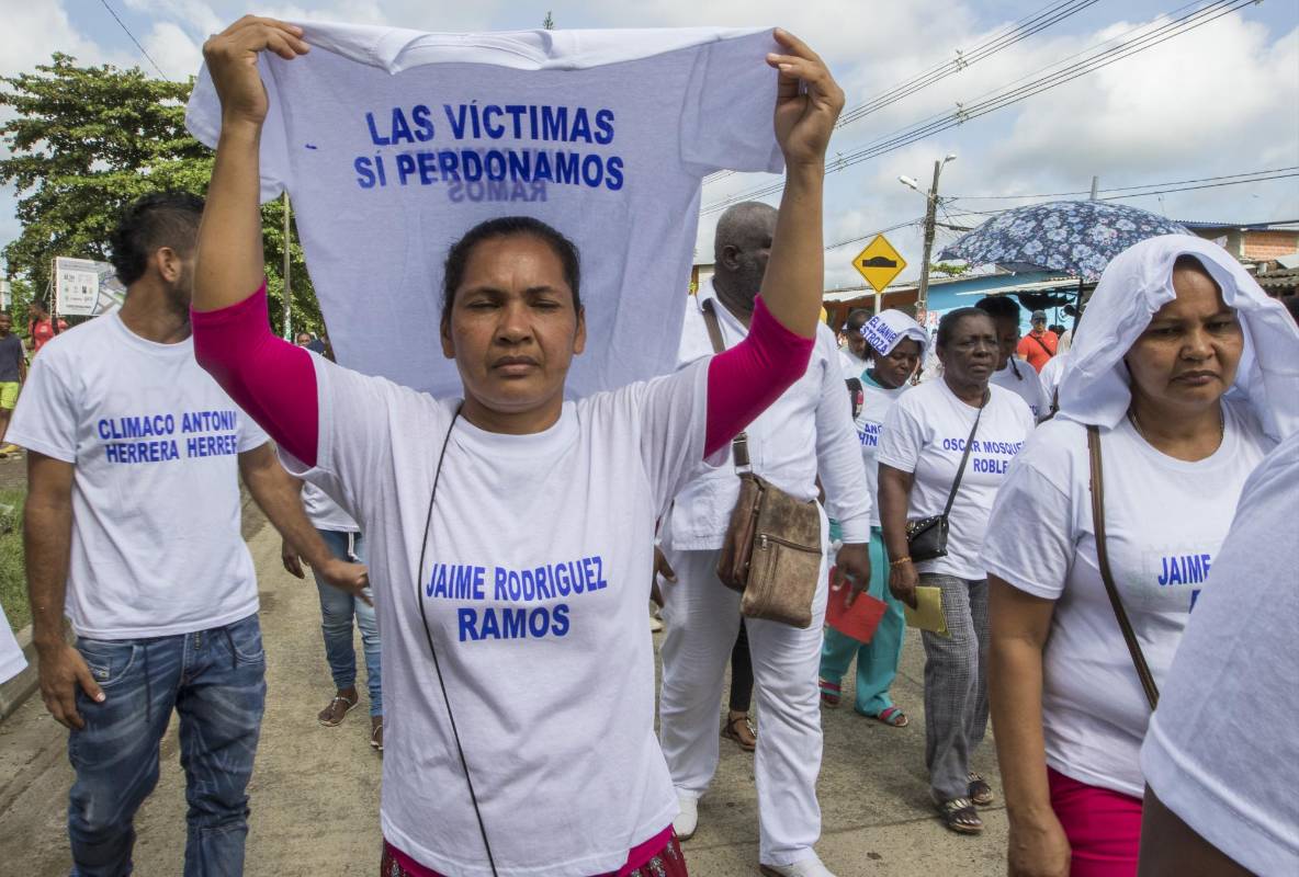 “Estaban en una fiesta y les llegaron, y los callaron, 34 hombres y una mujer. Nos arrebataron a 34 hombres y una mujer, nos robaron la alegría”, repetían como una sola voz a los líderes de las Farc, que por momentos se hacían comentarios en voz baja. FOTO ROBINSON SÁENZ