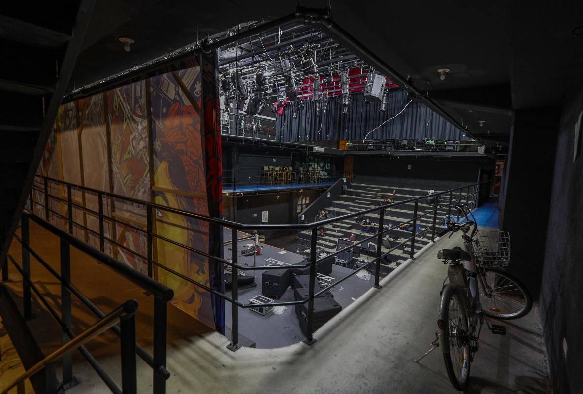 La crisis ronda a los teatros de Medellín debido a que aún no han podido brindar sus presentaciones artísticas. La pandemia afectó de forma contundente su cotidianidad y los espacios vacíos ahora son aprovechados por los mismos artistas para reacomodar y hacer mantenimiento al lugar. Siguen a la espera de recomenzar la función porque el show debe continuar. Foto: Manuel Saldarriaga Quintero.