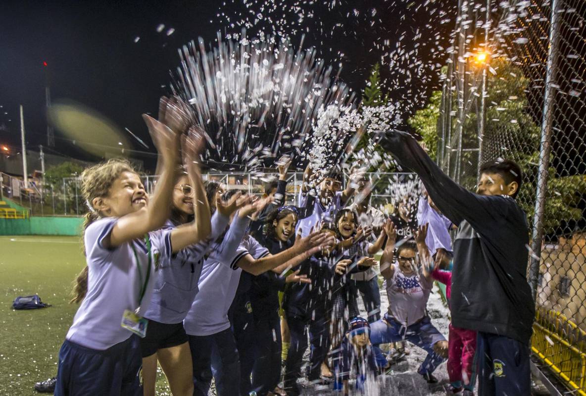 La granizada fue convertida en un juego por los jóvenes del sector. Foto Juan Antonio Sánchez Ocampo