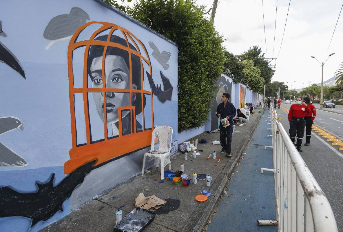 23 artistas urbanos tomaron sus aerosoles y brochas para darle color a la avenida Guayabal en el festival de grafiti de Comfenalco, Medellín. La temática de este año fue aquellos animales indeseados por ciertas personas que los consideran como “plagas” pero que son importantes para el ecosistema. Foto: Manuel Saldarriaga Quintero.