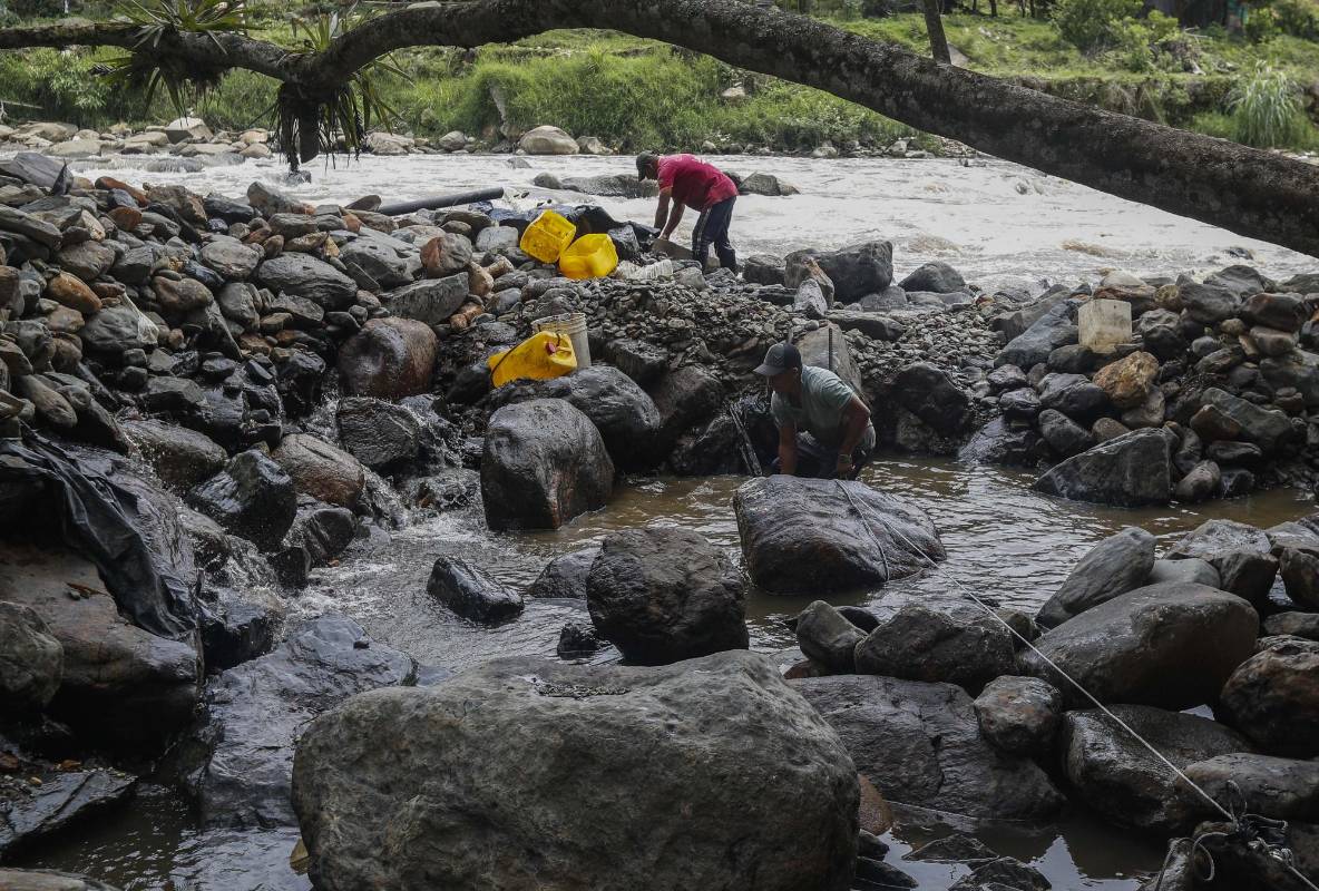A orillas del río Medellín, en el municipio de Barbosa, algunas personas extraen de forma artesanal el mineral que les da el sustento para ellos y sus familias en esta época de crisis económica por el Covid - 19. Foto: Manuel Saldarriaga Quintero.