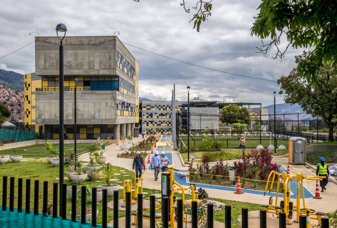 La infraestructura física de este proyecto, ubicado entre las comunas 12 y 13, tiene un avance de obra del 99 %. La componen 14 edificios, con 16 aulas convencionales y 18 aulas multipropósito. Sus instalaciones tienen equipamiento de alta tecnología y laboratorios. También se construyeron zonas deportivas y gimnasio al aire libre, además posee espacios flexibles que pueden cambiarse según la necesidad académica de la comunidad. FOTO JUAN ANTONIO SÁNCHEZ