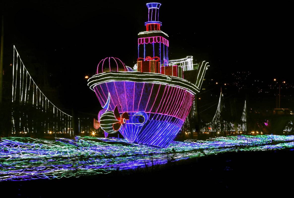 Sobre el río también se instalaron seis barcos, de 7 metros de alto por 12 metros de largo, cargados de regalos de Navidad para toda la ciudad. La escena la complementarán seis peses con las mismas dimensiones. Con ello, se hace un homenaje a la vida.