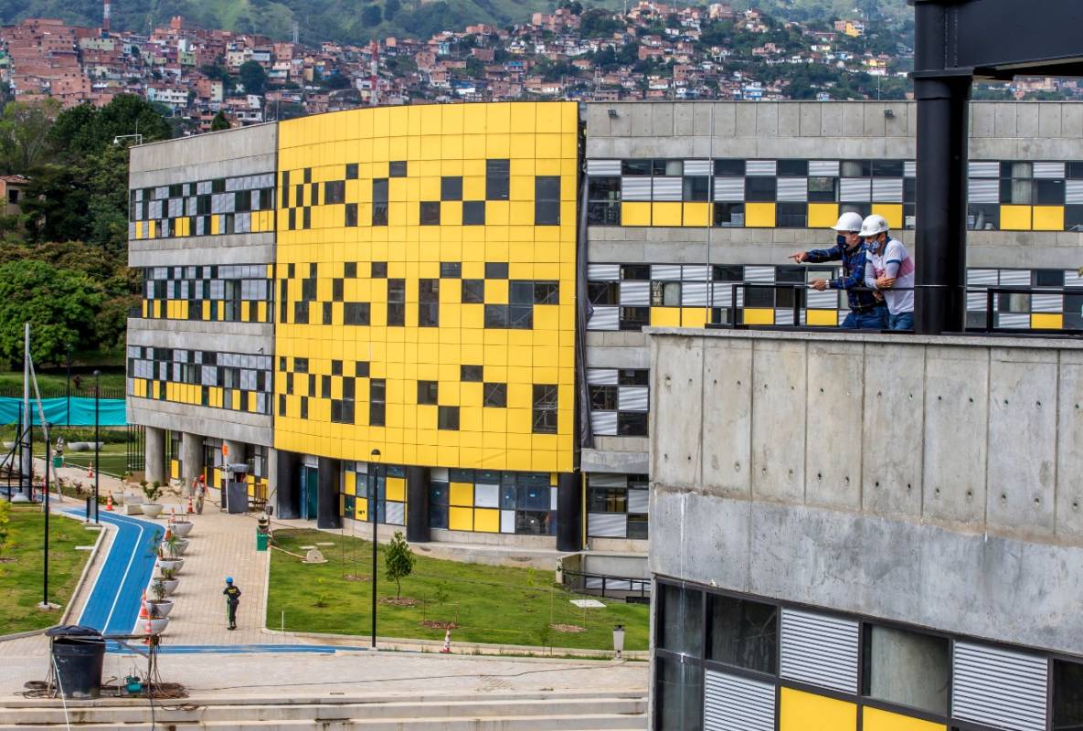 La infraestructura física de este proyecto, ubicado entre las comunas 12 y 13, tiene un avance de obra del 99 %. La componen 14 edificios, con 16 aulas convencionales y 18 aulas multipropósito. Sus instalaciones tienen equipamiento de alta tecnología y laboratorios. También se construyeron zonas deportivas y gimnasio al aire libre, además posee espacios flexibles que pueden cambiarse según la necesidad académica de la comunidad. FOTO JUAN ANTONIO SÁNCHEZ