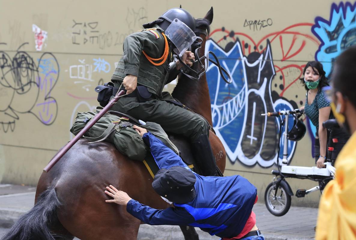 A las 12:30 del mediodía cuando la marcha iba a la altura de la avenida La Playa con la Oriental hubo algunos choques con el Esmad y los Carabineros de la Policía. FOTO JAIME PÉREZ