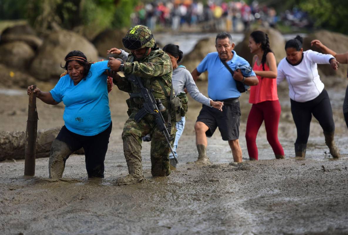 “El número de fallecidos generados por la creciente disminuye a tres. La cuarta persona fallecida, informada inicialmente, corresponde al cuerpo de un hombre que se estaba velando en el momento de la creciente”, precisó la Unidad Nacional para la Gestión del Riesgo de Desastres en un comunicado. FOTO EFE