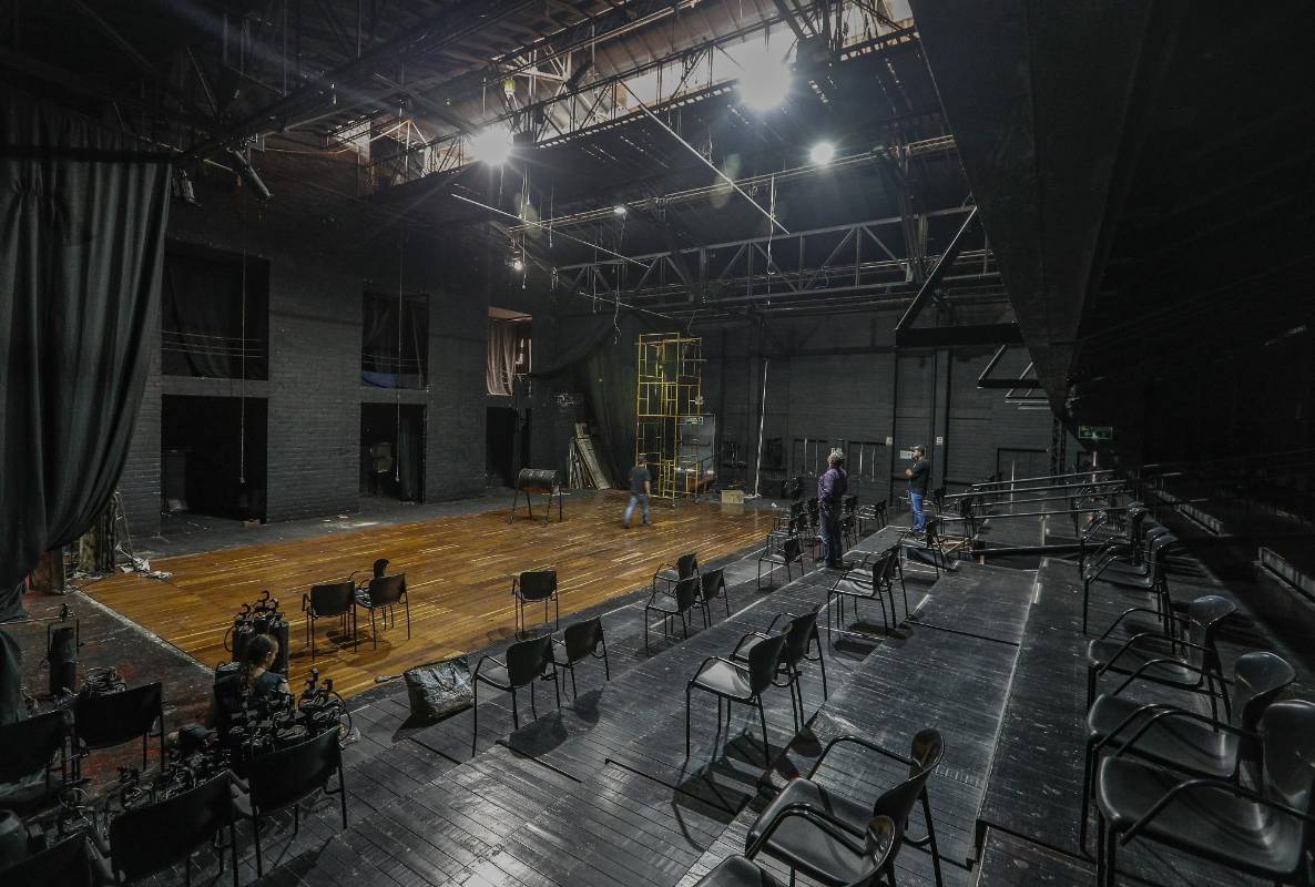 La crisis ronda a los teatros de Medellín debido a que aún no han podido brindar sus presentaciones artísticas. La pandemia afectó de forma contundente su cotidianidad y los espacios vacíos ahora son aprovechados por los mismos artistas para reacomodar y hacer mantenimiento al lugar. Siguen a la espera de recomenzar la función porque el show debe continuar. Foto Manuel Saldarriaga Quintero.