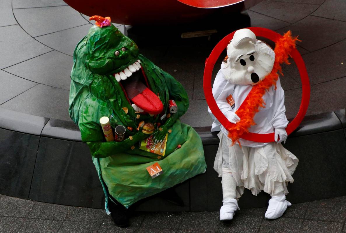 La tradicional fiesta de Halloween despierta la creatividad en todos los rincones del mundo. Desde los macabros personajes típicos de películas de terror hasta los más osados que usan la actualidad como excusa para robarse todas las miradas. FOTO REUTERS