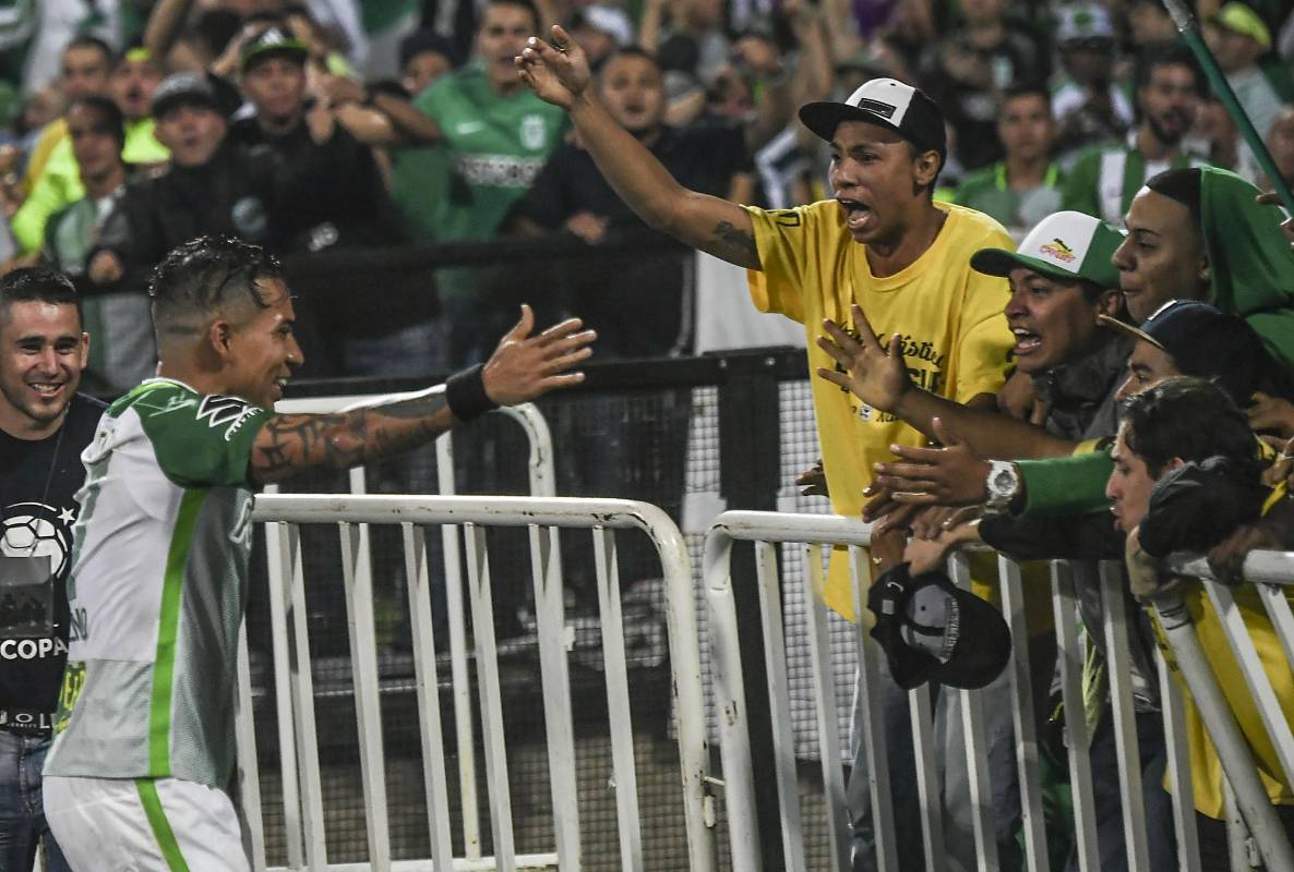 Dayro Moreno consiguió un doblete en la victoria ante Chapecoense. FOTO AFP