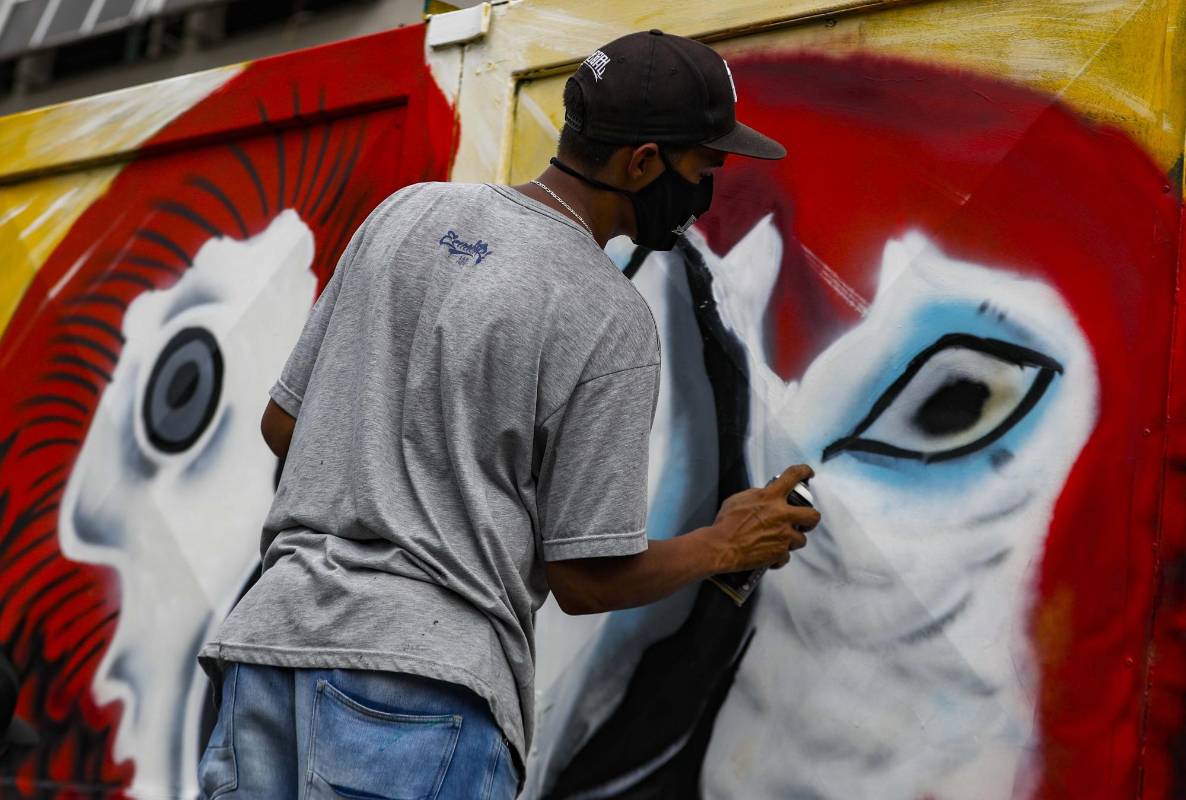 La corporación de jóvenes el Arte es la solución, buscan enviar un mensaje con sus pinturas urbanas de paisajes que contribuyan a la armonía de todos los habitantes del área metropolitana. Foto: Manuel Saldarriaga Quintero.