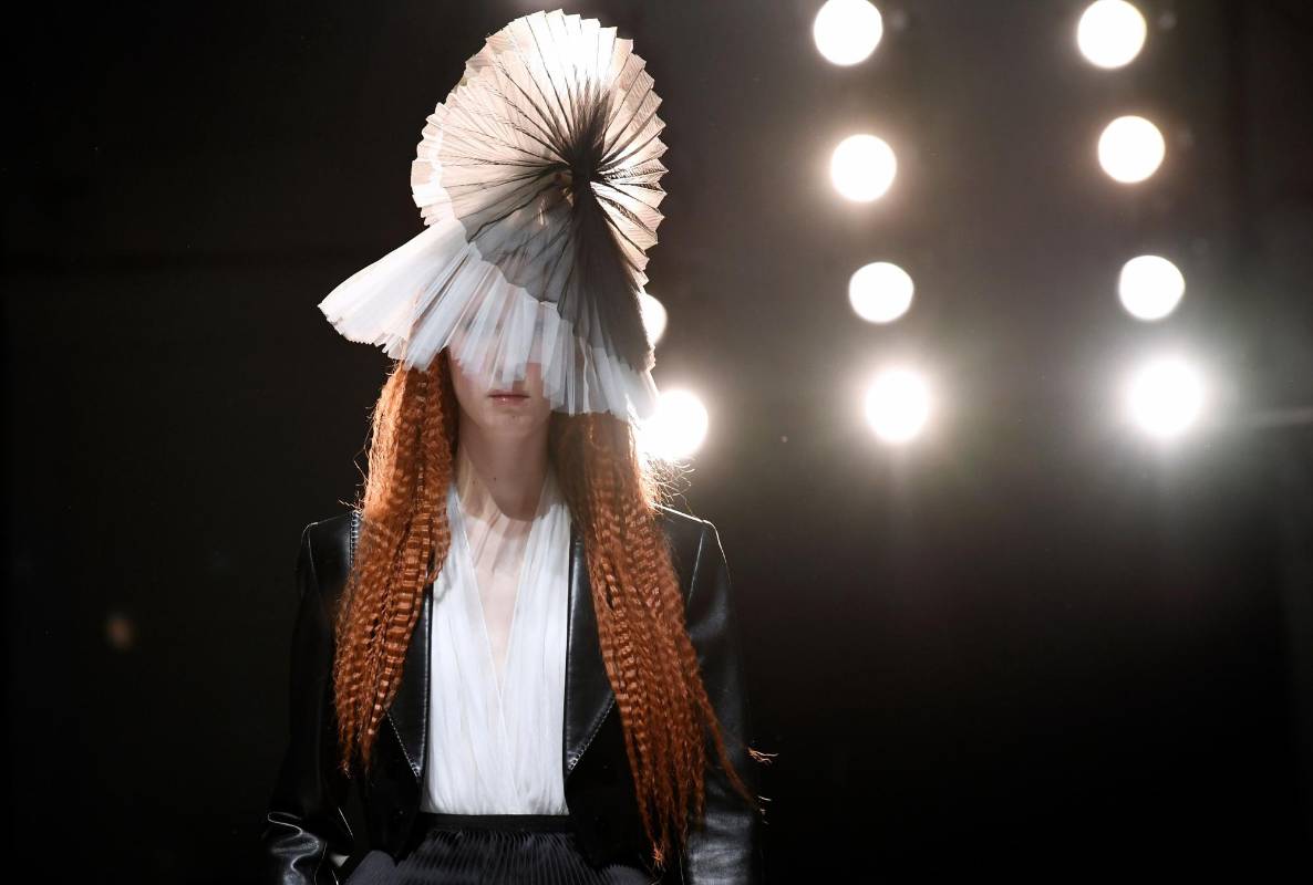 Una modelo presenta una creación de Jean-Paul Gaultier durante el desfile de moda de la colección Primavera-Verano de Alta Costura 2019 en París. Foto: AFP.