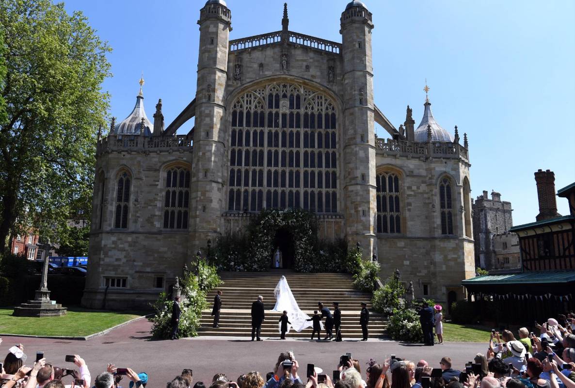 El príncipe Enrique y Meghan Markle, ahora duques de Sussex, se subieron a un coche de caballos con el que recorrieron las principales calles de la localidad de Windsor (Gran Bretaña), en cuya capilla de San Jorge tuvo lugar el sonado matrimonio. FOTO EFE