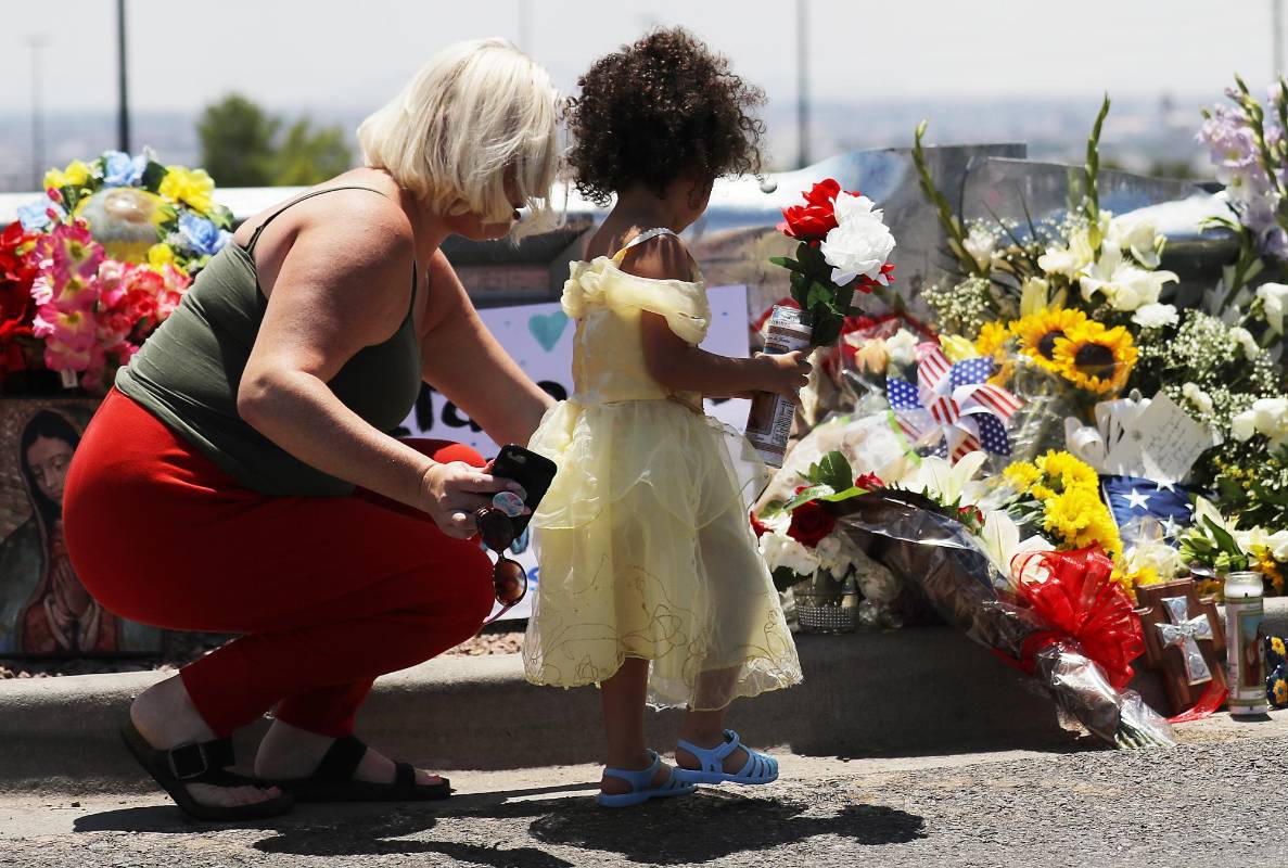 Varias personas han dejado flores y velas cerca de la escena de la masacre de El Paso. FOTO: AFP.