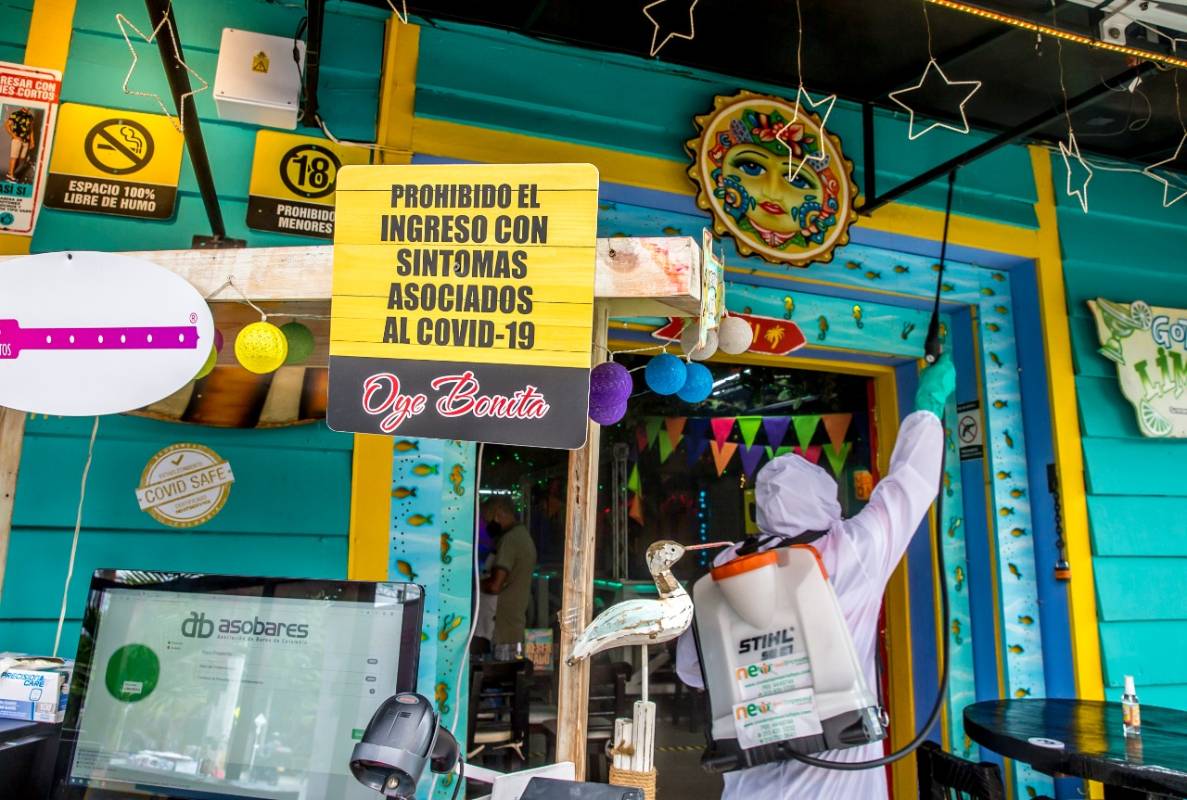 La desinfección de bares y discotecas sería una constante en estos establecimientos, en un futuro. FOTO: Juan Antonio Sánchez