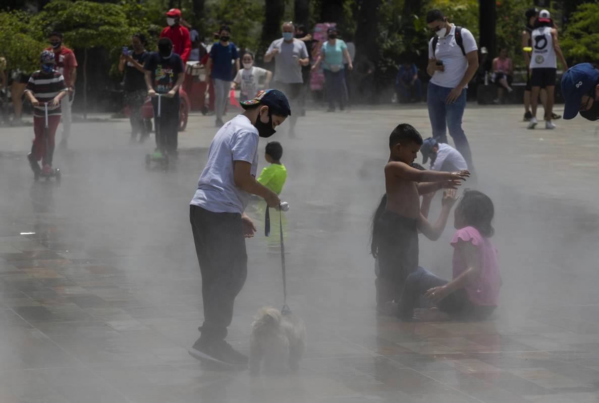 Son 950 boquillas muy delgadas para la salida de cortinas de agua que crean un microclima ideal para el desarrollo de actividades al aire libre. Foto: Manuel Saldarriaga Quintero.
