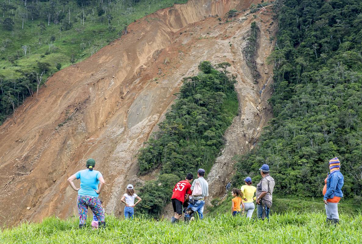 Según los testigos el derrumbe atrapó a Reinaldo Antonio Uribe, habitante de la vereda La Torre, quien en ese momento cruzaba en busca de combustible para alimentar una máquina, quien no ha podido ser encontrado. Foto Juan Antonio Sánchez Ocampo