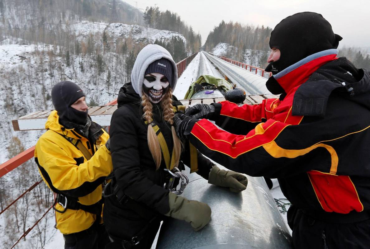La tradicional fiesta de Halloween despierta la creatividad en todos los rincones del mundo. Desde los macabros personajes típicos de películas de terror hasta los más osados que usan la actualidad como excusa para robarse todas las miradas. FOTO REUTERS