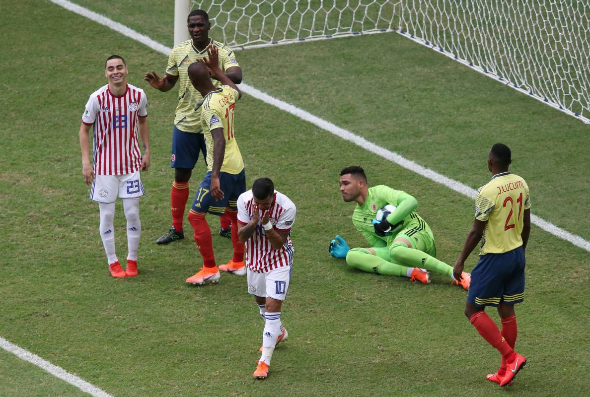 El ímpetu le duró a Paraguay tan solo siete minutos. Ya en el primero Derlis González probó al debutante portero colombiano Álvaro Montero con un disparo por abajo y el gigante de dos metros se estiró y desvió la pelota. FOTO REUTERS