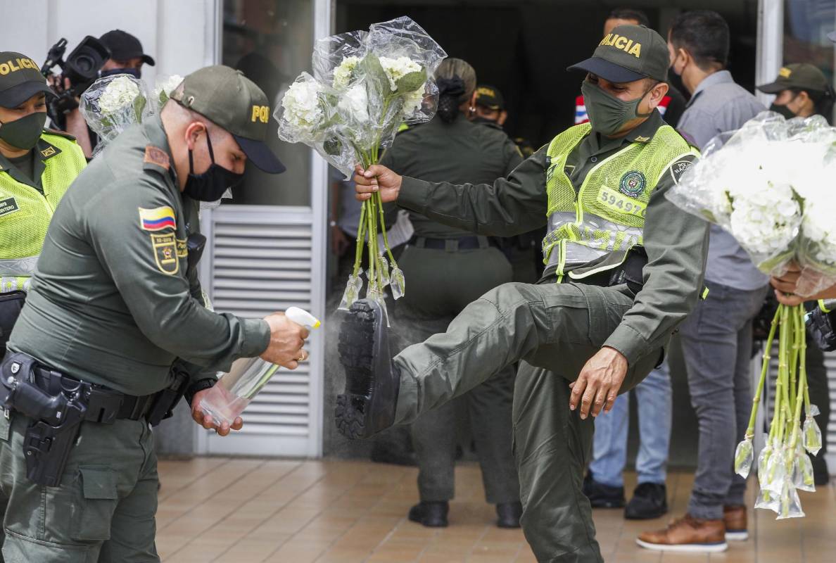 Sorprendidas quedaron las madres en la unidad intermedia la piloto del barrio Manrique de Medellín, cuando llegaron miembros de la policía Metropolitana acompañados de un conjunto de mariachis a celebrarles su día especial. Foto: Manuel Saldarriaga Quintero.